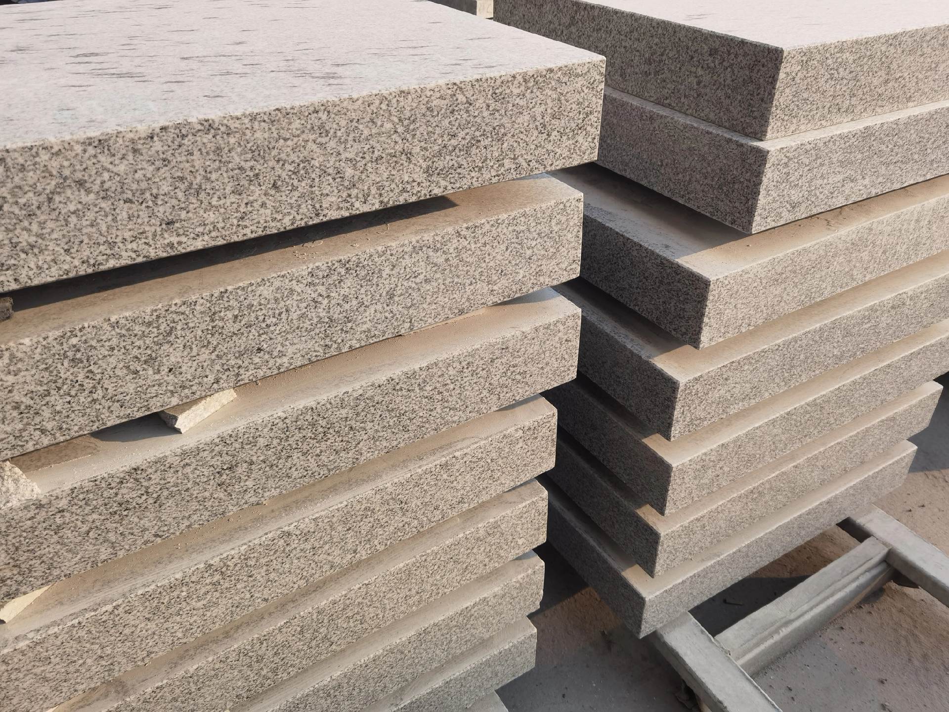 芝麻白花崗巖廠家聯(lián)系方式及芝麻白火燒板路沿石當(dāng)前報(bào)價(jià)(圖1)